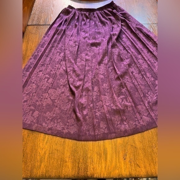 Lavender satin vintage accordion skirt (T21)Sz 8 see pics for measurements ☂️✨⭐️ - Picture 2 of 7